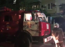 Полыхающая квартира в Волжском попала на видео
