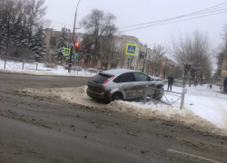 Снес машину и забор: в Волжском на видео попала авария с пострадавшим