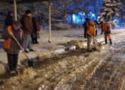 Дороги чистят, жители жалуются: снегопад в Волжском