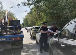 «Киа Рио» из Волжского угодила на штрафстоянку: водитель-должник отказался платить 600 тысяч приставам на месте