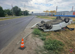 В Волжском 21-летний водитель перевернул авто, бросил пассажиров и пытался скрыться