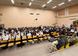 Встреча с героями: в гимназии Волжского прошел урок мужества