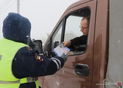 Как правильно тормозить в гололед рассказали водителям волгоградские автоинспекторы