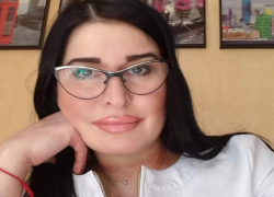 Прекрасную Галину поздравляет с днем рождения подруга