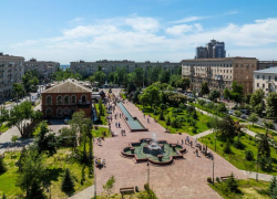 В День России в Волгограде открыли обновленный сквер Симбирцева и перенесли памятник Невскому