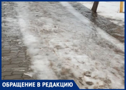 «Как на катке», - жительница Волжского о состоянии двора