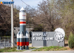 Бомжей выселили, стелу покрасили: в Волжском привели в порядок ракету ко Дню космонавтики