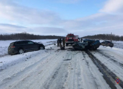 В Волгоградской области лобовое столкновение иномарок унесло две жизни