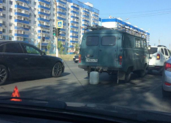 "Буханка" помяла багажник "Рено" на оживленной дороге в Волжском
