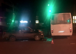 В Волжском у ТЦ Гермес произошло столкновение автобуса с легковушкой: видео