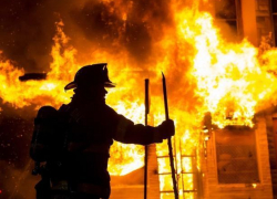 Личные вещи и автомобиль остались в "языках пламени"