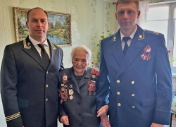 Прокурор Волжского и председатель суда навестили 101-летнюю участницу Сталинградской битвы