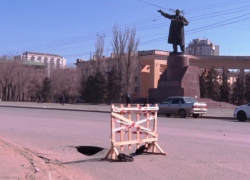 На первой Продольной Волгограда провалился асфальт