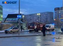 Посетителей ТРЦ вывели из здания по тревоге: видео с места эвакуации в Волжском