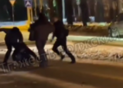 Драка в Волжском попала в Сеть: полиция начала проверку без заявлений потерпевших