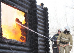 Под Волжским полностью сгорел частный дом