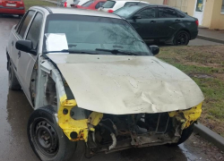 Колеса спущены, бампер отсутствует: в Волжском дали последний срок владельцам автохлама