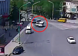 Маршрутка и легковушка столкнулись на остановке в Волжском: ДТП попало на видео