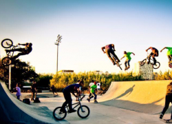 Группа спортсменов на роликах, скейтах и гироскутерах проедут в первомайском митинге в Волжском 