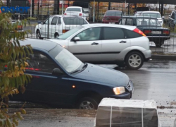 Десятки машин лишились колес на центральной улице Волжского из-за брошенной рабочими траншеи