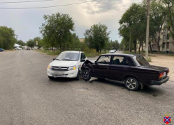 В Волжском произошла авария с представителями старшего поколения, два человека доставлены в больницу