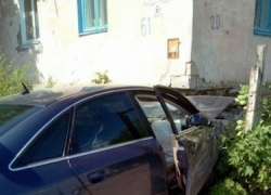 Под Волгоградом Audi протаранила маршрутку и врезалась в дом