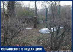 В Волжском подростки устроили полигон из разбитого стекла и создали «бомжатник»