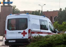 На перекрестке в Волжском произошла авария: один из участников ДТП в больнице