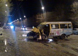 Маршрутка "Волгоград-Волжский" врезалась в столб: двое госпитализированы