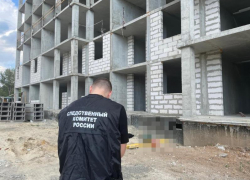 Рабочий погиб, сорвавшись с восьмого этажа стройки в Волгограде