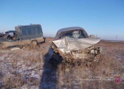 В лобовом столкновении на волгоградской трассе пострадали двое