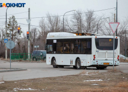 В Волжском в ДТП с автобусом пострадали 90-летняя женщина и малыш