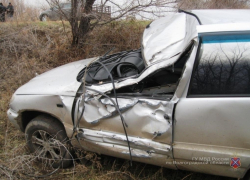 Под Волгоградом внедорожник опрокинулся в кювет, пытаясь обогнать трактор