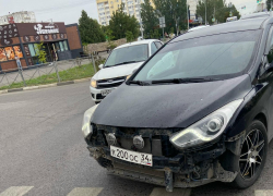 Лихач на иномарке чуть сбил мать и ребенка на пешеходном переходе в Волжском под камерами