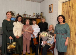 Ветеранам вручают награды в Волжском