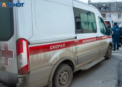 Скончался за рулем: в Волжском водитель «Нивы» потерял сознание и врезался в дом