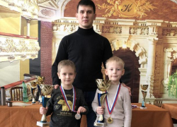 Юные шахматисты из Волжского забрали медали на Первенстве области