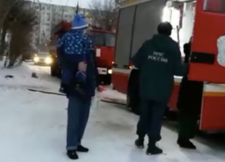 На балконе кричали мать и двое детей, - волжанин о пожаре