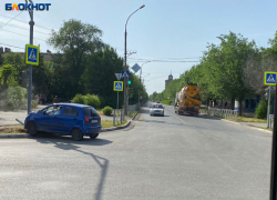 Бетономешалка проехала на красный, а матиз влетел в столб: подробности аварии в Волжском