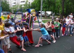 Правильно пинать мяч решили научить детей на Праздники дворового спорта в Волжском