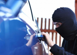 Трое молодых волжан не смогли угнать автомобиль