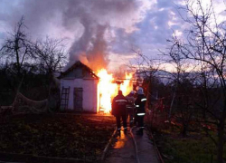  Дачный дом сгорел из-за неправильного дымохода в Волжском