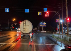 Автоледи пострадала в тройном ДТП с участием автоцистерны в Волгограде