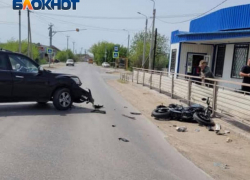 Иномарка подмяла под себя мотоциклиста на новой дороге в Волжском