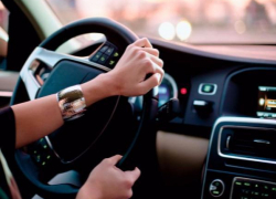 В Среднеахтубинском районе 30-летняя автоледи уничтожила дорожные ограждения и покалечила себя