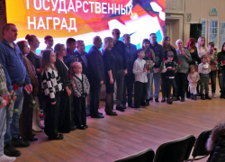 В Волжском семьям погибших участников СВО вручили государственные награды