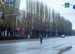 Сбил 2 девушек на пешеходном переходе: водитель в Волгограде отправил 20-летних в больницу