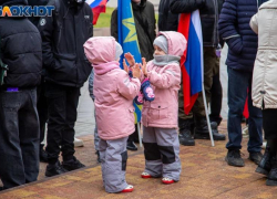 150-килограммовая рекламная конструкция обрушилась на ребенка в ТЦ Волгограда