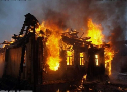Три часа тушили частный дом в Ленинском районе