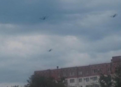 Три самолета пролетели низко над головами жителей в Волжском: видео